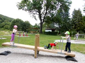 Auf dem neuen Spielplatz in Uder