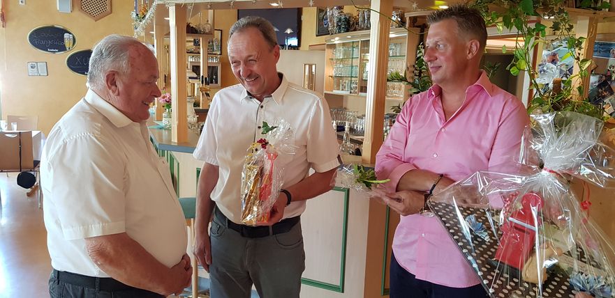 Bürgermeister Helmut Bode und Tobias Rosiak aus Mackenrode gratulieren