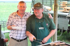 Willi Gunkel und der ehemalige Naturparkmitarbeiter Kalle Hübenthal am Versorgungsstand zum Naturparkfest