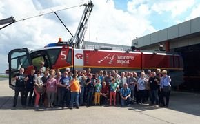 Gruppenfoto vor der Flughafenfeuerwehr