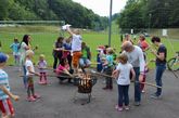 Beim Stockbrotgrillen