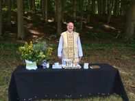 Pfr. Jacob vor Beginn des Gottesdienstes am Waldesrand